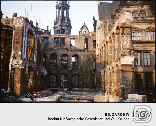 Blick durch den Ostflügel der Dresdner Schlossruine mit der Katholischen Hofkirche unddem Georgentor um Hintergrund