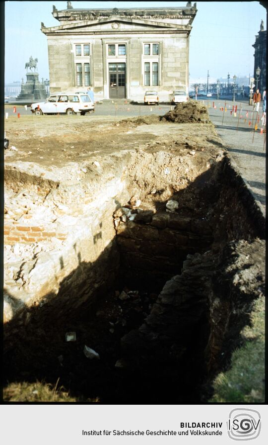 Ausgrabung von Teilen der Dresdner Stadtbefestigung mit der Schinkelwache im Hintergrund
