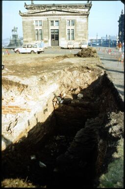 Ausgrabung von Teilen der Dresdner Stadtbefestigung mit der Schinkelwache im Hintergrund