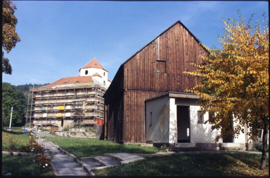 Blick zum eingerüsteten Schloss Schönberg im Vogtland