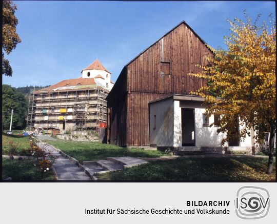 Blick zum eingerüsteten Schloss Schönberg im Vogtland