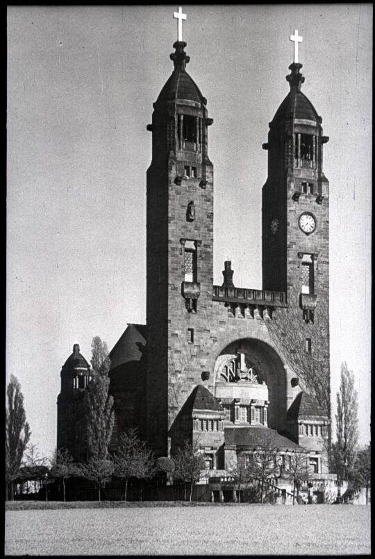 Blick zur Turmfront der Christuskirche in Strehlen