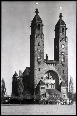 Bild: Blick zur Turmfront der Christuskirche in Strehlen