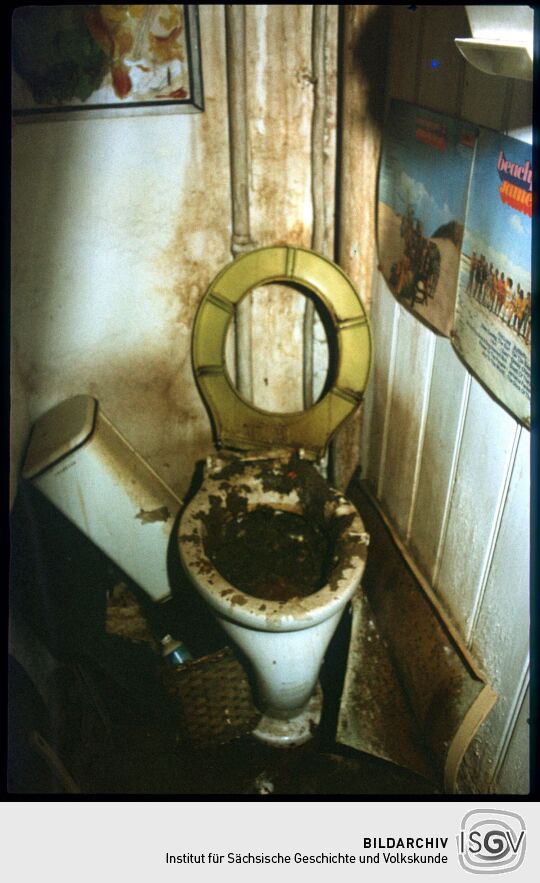 Verstopfte Toilette in einem bestzten Gebäude im Dresdner Obergraben oder der Rähnitzgasse