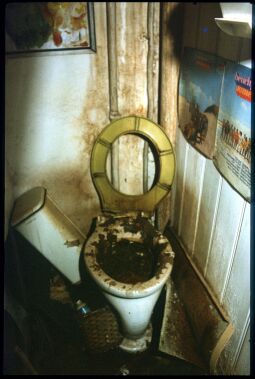 Bild: Verstopfte Toilette in einem bestzten Gebäude im Dresdner Obergraben oder der Rähnitzgasse