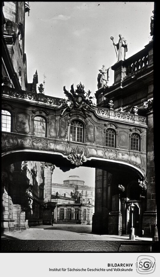 Übergangsbrücke vom Schloss zur Katholischen Hofkirche über die Chiaverigasse