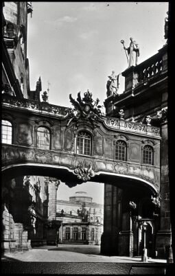 Bild: Übergangsbrücke vom Schloss zur Katholischen Hofkirche über die Chiaverigasse