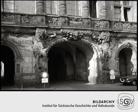 Durchfahrt des Georgentors zum Schloßplatz