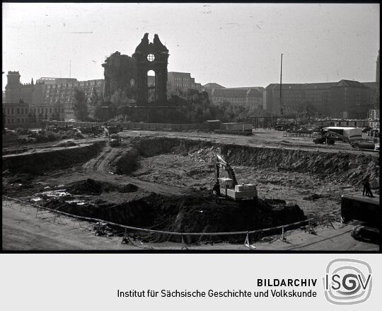 Blick über die Baugrube für das Hotel Dresdner Hof zur Ruine der Frauenkirche mit dem Polizeipräsidium im Hintergrund