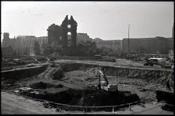 Bild: Blick über die Baugrube für das Hotel Dresdner Hof zur Ruine der Frauenkirche mit dem Polizeipräsidium im Hintergrund