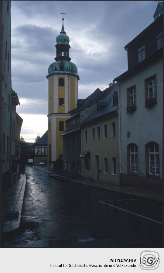 Blick zum Turm der Kirche Wolkenstein