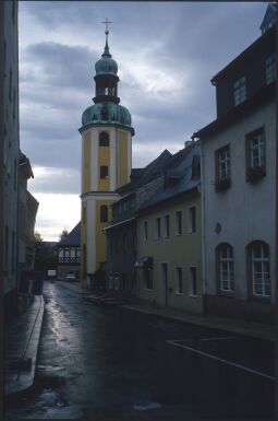 Bild: Blick zum Turm der Kirche Wolkenstein