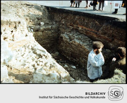 Zwei Männer in den freigelegten Resten der Dresdner Stadtbefestigung zwischen Zwinger, Schinkelwache und Schloss