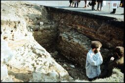 Zwei Männer in den freigelegten Resten der Dresdner Stadtbefestigung zwischen Zwinger, Schinkelwache und Schloss
