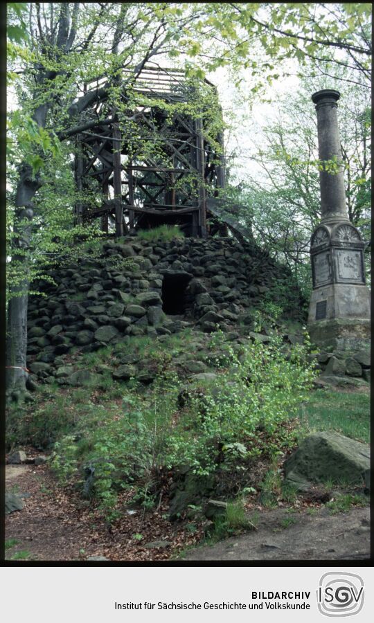 Triangulationssäule und Aussichtsturm über der 'Eremitage' auf dem Borsberg