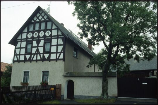 Wohnaus eines Bauernhofs mit Fachwerkgiebel an der Dorfstraße Schwand