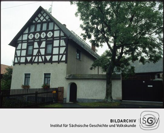 Wohnaus eines Bauernhofs mit Fachwerkgiebel an der Dorfstraße Schwand