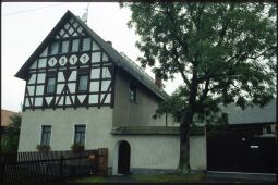 Bild: Wohnaus eines Bauernhofs mit Fachwerkgiebel an der Dorfstraße Schwand