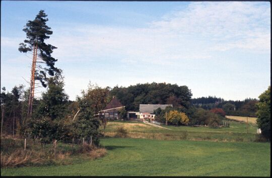 Blick zu einem Bauernhof in Krebes