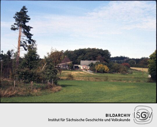 Blick zu einem Bauernhof in Krebes