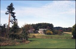 Bild: Blick zu einem Bauernhof in Krebes