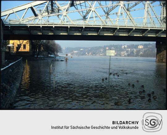 Am Blauen Wunder Dresden während eines Hochwassers im Winter (eventuell 2003?)