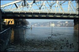 Bild: Am Blauen Wunder Dresden während eines Hochwassers im Winter (eventuell 2003?)