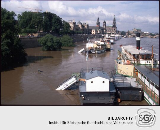 Blick von der Carolabrücke auf die Brühlsche Terrasse und die überfluteten Bootsanlegestellten während des Hochwassers 2002