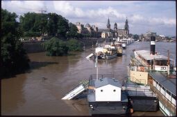 Bild: Blick von der Carolabrücke auf die Brühlsche Terrasse und die überfluteten Bootsanlegestellten während des Hochwassers 2002