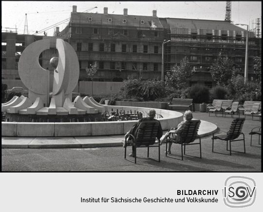 Brunnen am Neustädter Markt mit der Baustelle des Interhotels Bellevue im Hintergrund