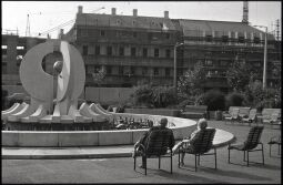 Bild: Brunnen am Neustädter Markt mit der Baustelle des Interhotels Bellevue im Hintergrund