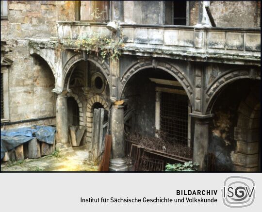 Eingelagerte Gitter der Firma Kühnscherf in den Arkaden des kleinen Schlosshofes in der Ruine des Dresdner Schlosses