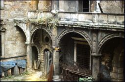 Bild: Eingelagerte Gitter der Firma Kühnscherf in den Arkaden des kleinen Schlosshofes in der Ruine des Dresdner Schlosses