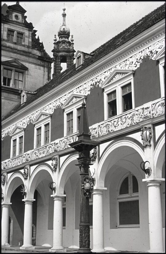 Arkaden des Langen Gangs im Dresdner Stallhof mit den rekonstruierten Sgraffito-Malereien