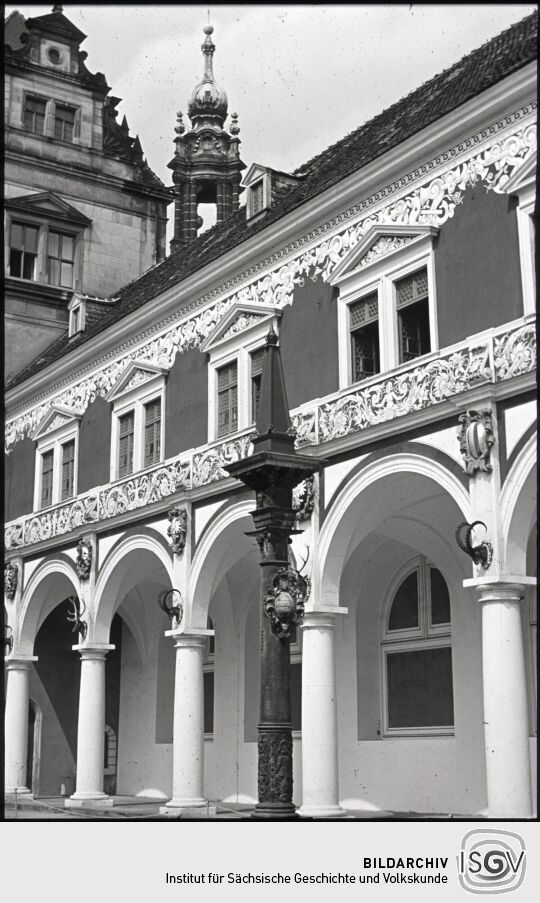 Arkaden des Langen Gangs im Dresdner Stallhof mit den rekonstruierten Sgraffito-Malereien