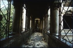 Bild: Blick durch den Übergang zum Taschenbergpalais in die Ruinen des Dresdner Schlosses