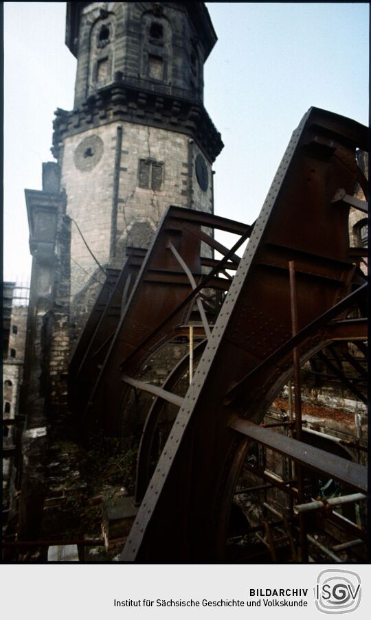 Hausmannsturm und die Metallkonstruktion des Dachstuhls in den Ruinen des Dresdner Schlosses (Nordflügel)