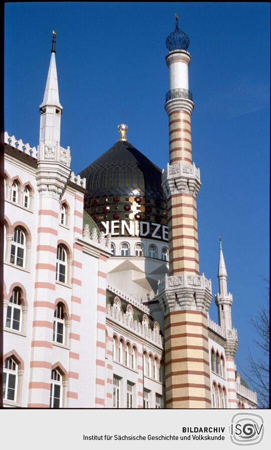 Blick zur Kuppel der ehemaligen Zigarettenfabrik Yenidze in Dresden