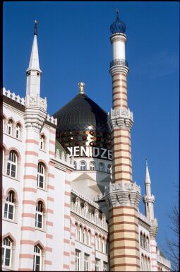 Bild: Blick zur Kuppel der ehemaligen Zigarettenfabrik Yenidze in Dresden