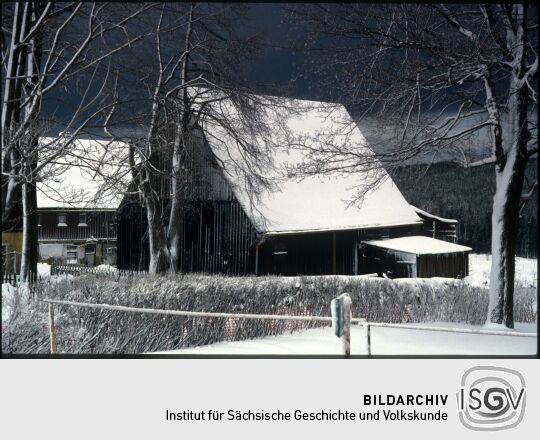 Verschneite Scheune in Schellerhau