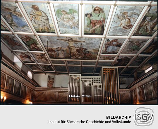Blick zur bemalten Decke und der Orgel in der Kirche Schellerhau