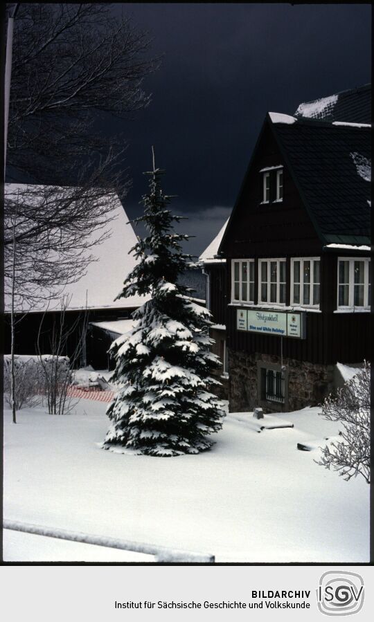 Das verschneite "Hutzenhäus'l" in Schllerhau