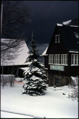 Bild: Das verschneite "Hutzenhäus'l" in Schllerhau