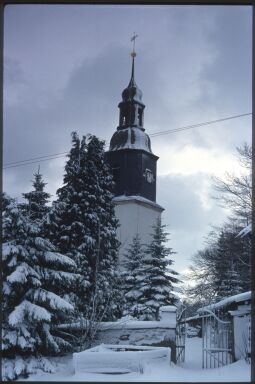 Bild: Blick zum verschneiten Kirchturm in Schellerhau