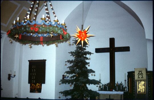 Weihnachtlich geschmückter Altarraum der Kirche Oberbärenburg