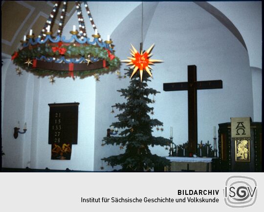 Weihnachtlich geschmückter Altarraum der Kirche Oberbärenburg