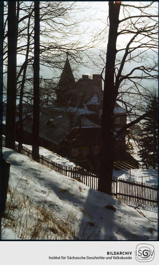 Blick zum verschneiten Jagdschloss Rehefeld