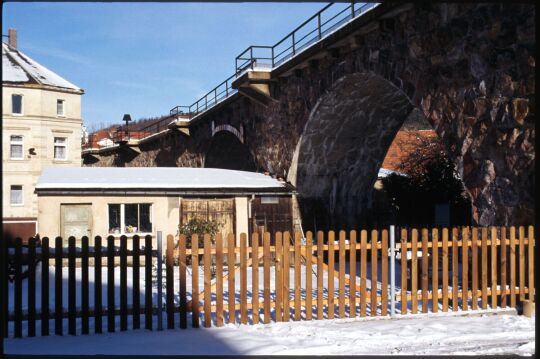 Eisenbahnviadukt in Schmiedeberg im Winter