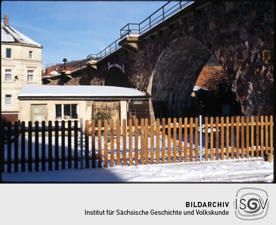 Eisenbahnviadukt in Schmiedeberg im Winter