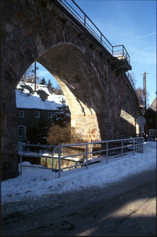 Eisenbahnviadukt in Schmiedeberg im Winter